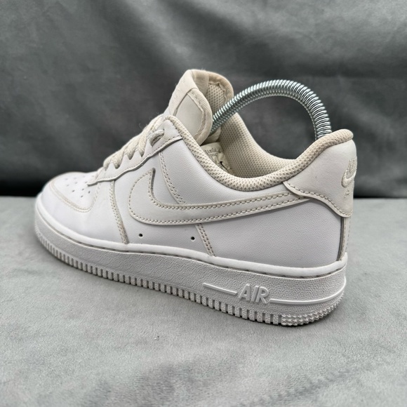 Nike Air Force 1 Low ’07 Triple White Women’s Size 7 Classic Sneakers - Picture 6 of 14